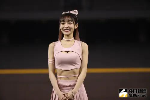 ▲味全龍啦啦隊小龍女隊長小映、副隊長霖霖、新成員林襄。(圖/記者陳明中攝影) ▲味全龍啦啦隊小龍女隊長小映、副隊長霖霖、新成員林襄。(圖/記者陳明中攝影)