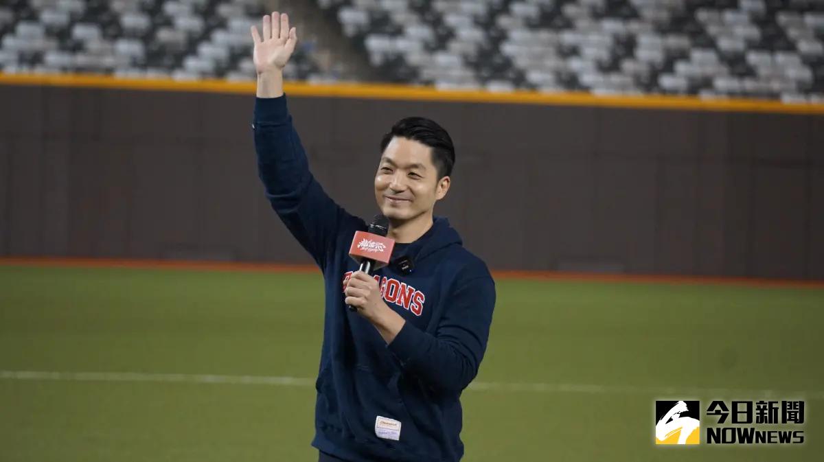 ▲台北市長蔣萬安恭喜學姐完婚，更進行無情工商。（圖／記者呂炯昌攝）