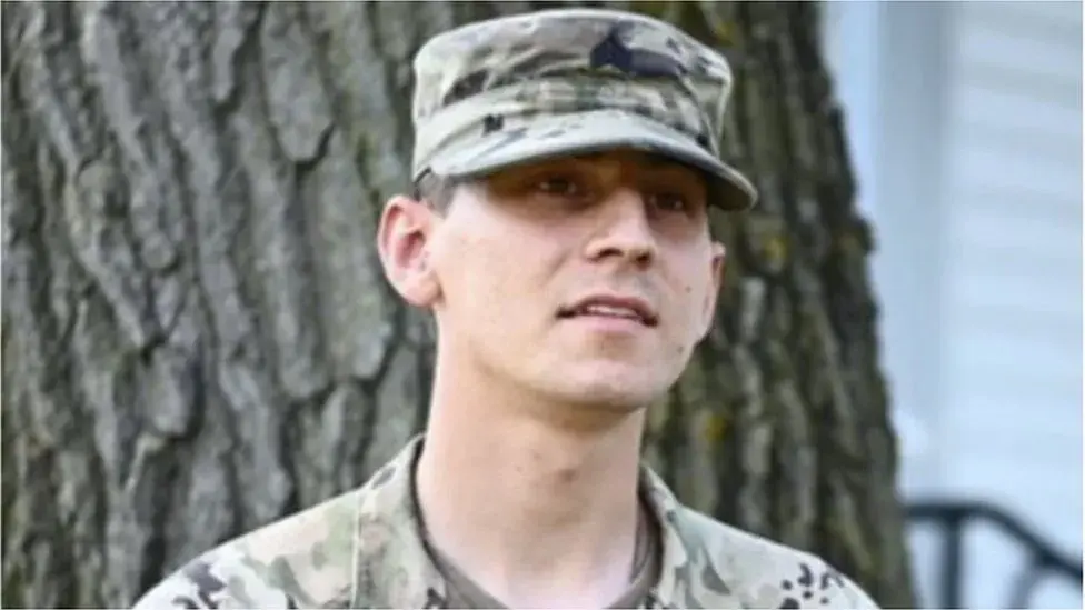 ▲美國第506步兵團的現役中士舒爾茲（Korbein Schultz）7日被檢方逮捕，指控他涉嫌洩露美國防禦台灣有關機密情報，還自比為諜報電影《神鬼認證》中的男主角傑森包恩。（圖／翻攝自X）