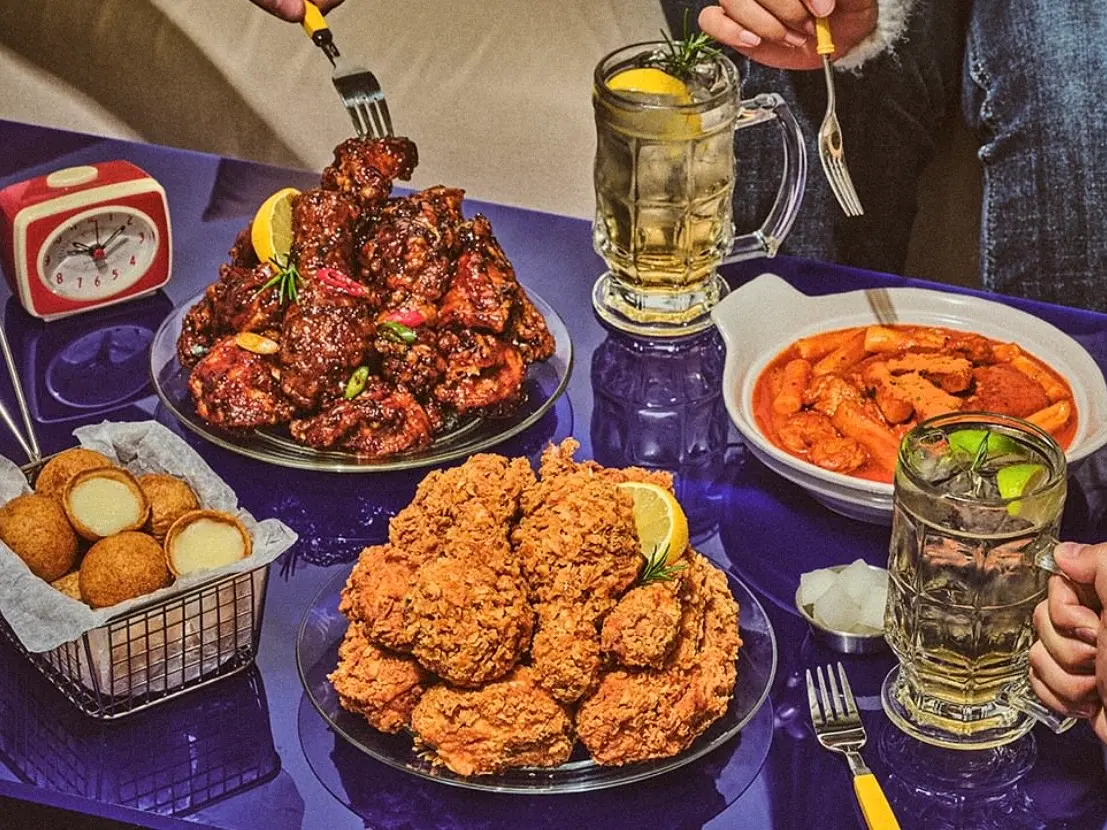 ▲橘焱胡同代理BHC韓式炸雞品牌，六月將於大台北地區開設首家分店，也代理靜岡高檔天婦羅「天ふら すき村（天婦羅杉村）」。（圖／取自BHC CHICKEN IG）