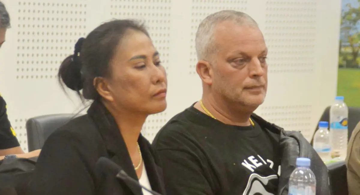 ▲一名瑞士男子2月底在泰國普吉島所租別墅，用腳踹坐在別墅附近階梯上的當地女子，引起全民憤怒。（圖／翻攝自曼谷郵報）