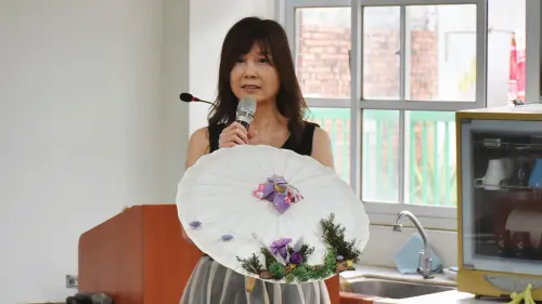 ▲林小霜展示結合美濃紙傘與永生花的創作。（圖／記者陳美嘉翻攝）