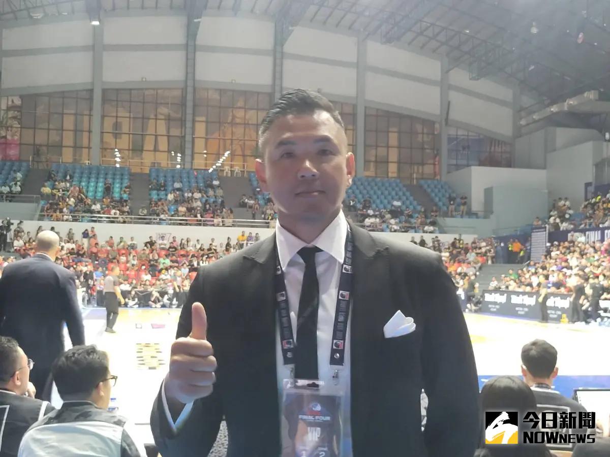 ▲EASL東亞超級聯賽四強戰，台灣職籃P.League+的新北國王對上日本B聯盟的千葉噴射機隊，國王隊在海登15分的帶領下，以50:47只落後3分。在場邊觀戰的「黑人」陳建州也直呼：「很感動」。（圖／記者黃建霖攝）