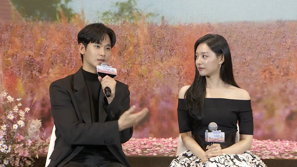 ▲金秀賢、金智媛（右）在《淚之女王》飾演夫妻，劇中金秀賢因為女方家的一切，情緒多變到崩潰。（圖／Netflix）