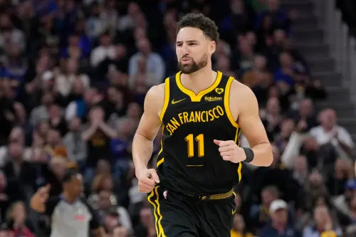 ▲勇士射手Klay Thompson今年會成為自由球員美國知名NBA情報網站《HoopsHype》詢問NBA球隊高層,有5人認為Klay Thompson下一份合約的平均年薪將落在2000-2500萬美元之間 ▲勇士射手Klay Thompson能否續留勇士未知。(圖/美聯社/達志影像)