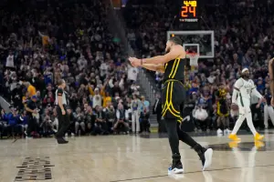 NBA球賽之外的鏡頭：Curry勝利揮桿當背景、不敵場邊辣妹「好球」
