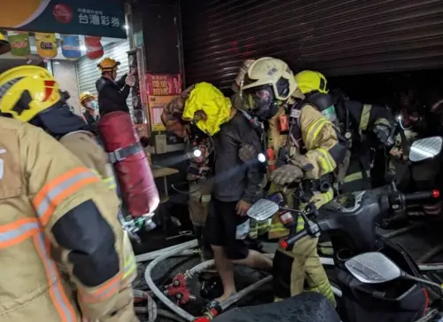 台南永康彩券行火警！消防19車、42人前往灌救　2男驚險脫困送醫
