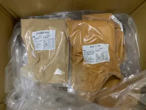 ▲堉華香料進貨津棧、佳廣的辣椒粉,製成「香辣十三香」、「胡椒鹽調味粉」,流入嘉義市一家雞排店。(圖/嘉義市衛生局提供) ▲堉華香料進貨津棧、佳廣的辣椒粉,製成「香辣十三香」、「胡椒鹽調味粉」,流入嘉義市一家雞排店。(圖/嘉義市衛生局提供)