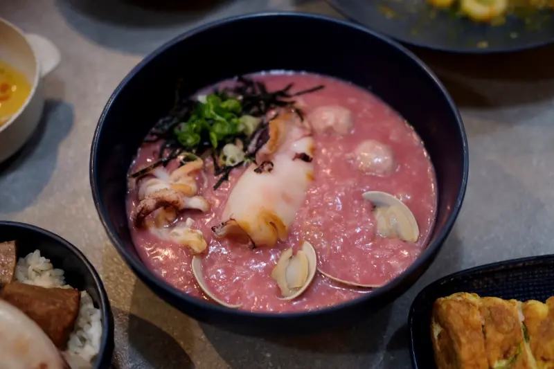 ▲高雄「加樂小廚」的招牌菜是呈現粉紅色澤的海鮮粥，該色澤並非人工色素，而是與仙人掌有關。（圖／記者葉盛耀攝）