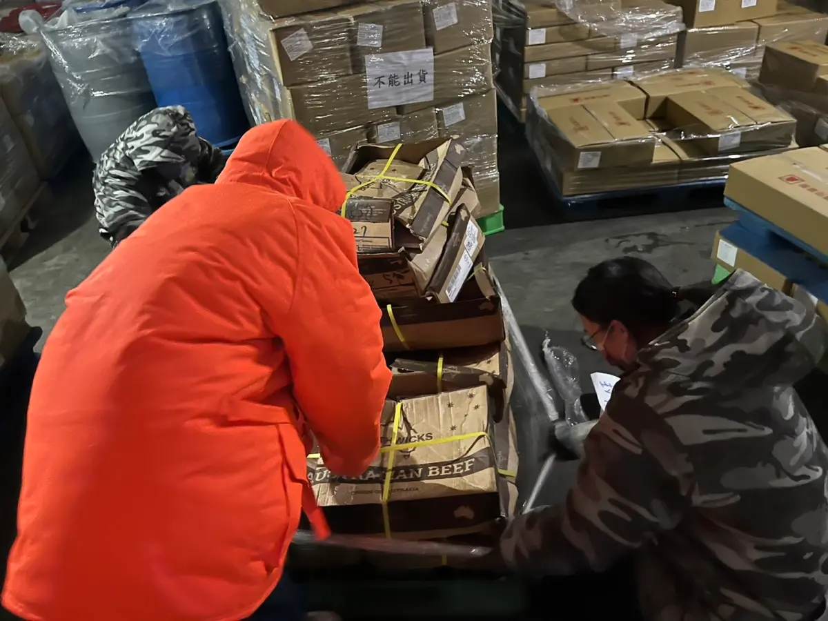 ▲中市食安處稽查人員確認產品(圖／食安處提供2024.3.9)