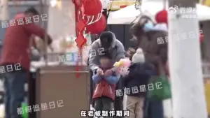 ▲中國媒體拍到吳奇隆假日帶著兒子及女助理逛市集,在等待棉花糖期間,吳奇隆拿濕紙巾幫兒子擦手。(圖/翻攝自酷哥追星日記微博) ▲中國媒體拍到吳奇隆假日帶著兒子及女助理逛市集,在等待棉花糖期間,吳奇隆拿濕紙巾幫兒子擦手。(圖/翻攝自酷哥追星日記微博)