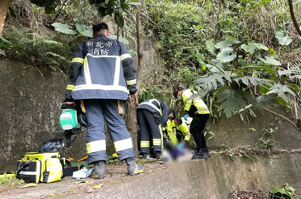 ▲新北市三峽區上午傳出一起山坡墜落事件，救護人員到場後緊急協助傷者送醫，但最終仍回天乏術。（圖／翻攝畫面）