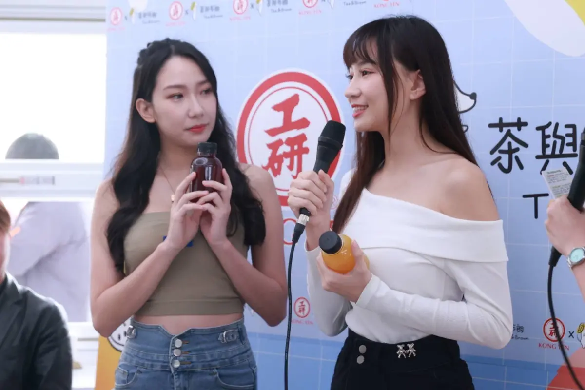▲人氣啦啦隊檸檬(左)和曼容，擔任一日試品員。(圖／茶與布朗提供)。