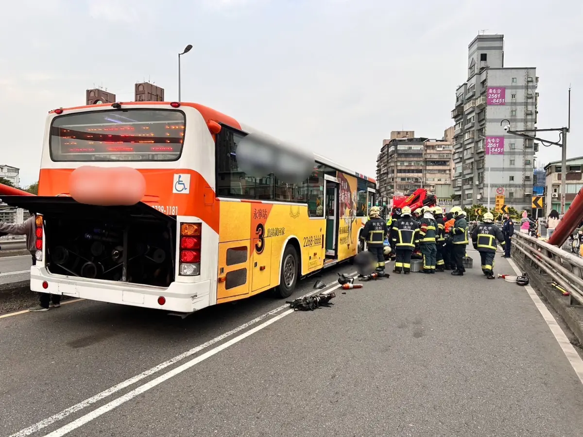 ▲新北市板橋光復橋今（9）日下午4時許驚傳一起死亡車禍，一名重機騎士受困公車底身亡。（圖／翻攝畫面）