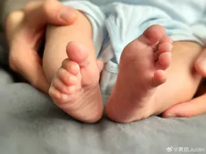 ▲黃皓曬出寶寶腳丫照,疑似升格當爸。(圖/翻攝黃皓微博) ▲黃皓曬出寶寶腳丫照,疑似升格當爸。(圖/翻攝黃皓微博)