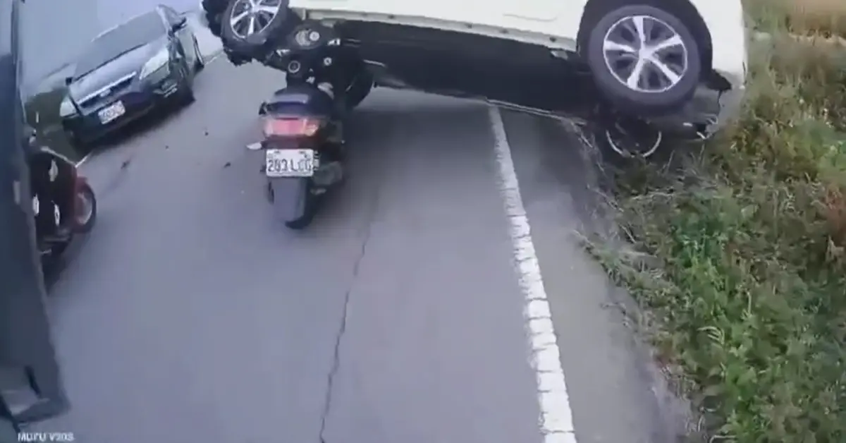 ▲楊姓騎士閃避不及追撞，機車也因此卡在轎車下面造成45度懸空。（圖／翻攝畫面）