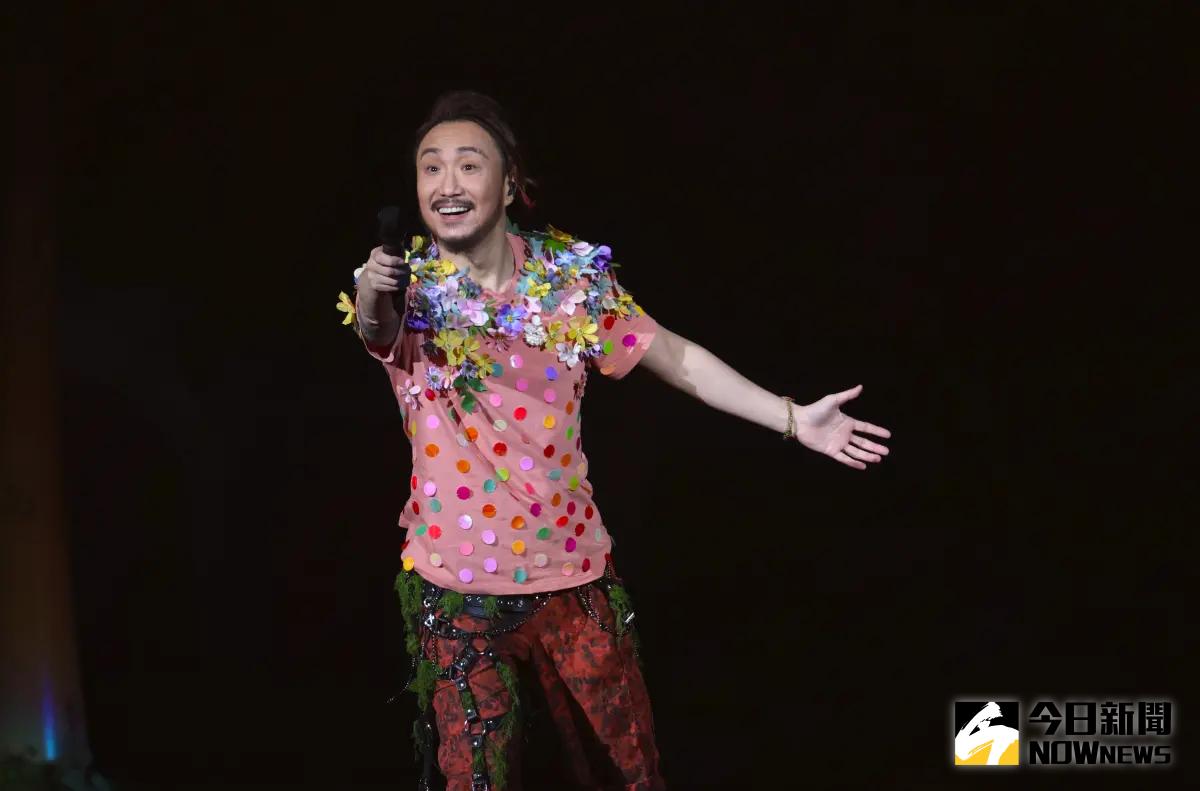 ▲鄭中基生日攻蛋開唱，突然在演唱會粗口，原來是他想要早點來台雪恥，卻因為疫情關係延宕。（圖／記者陳明中攝）
