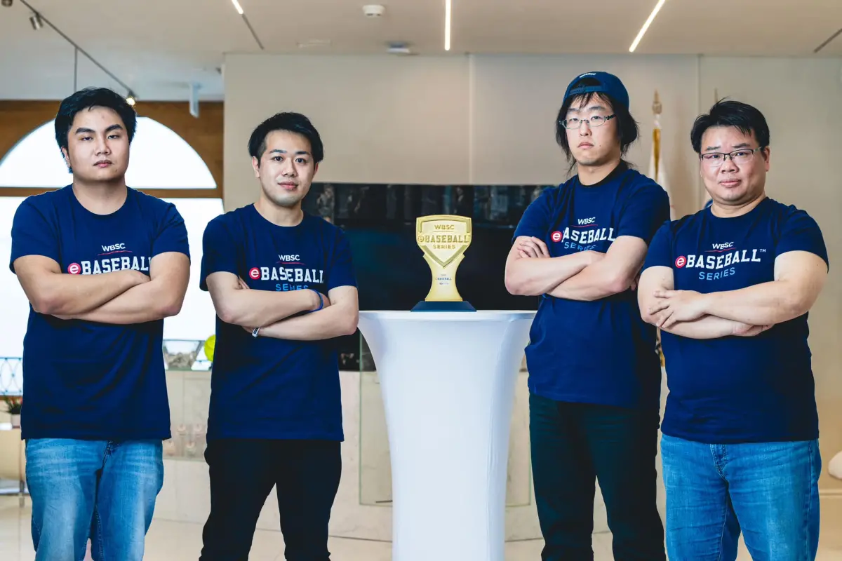 ▲台灣45歲電競選手「Hazuremon」尤瑋鍾(右一）在實況野球「WBSC eBASEBALL Series」世界總決賽奪銅，他分享是因為外婆關係，才開啟自己的電競之路。（圖／WBSC)談起與電競緣分，尤瑋鍾接受中央社採訪時透露，來自外婆在國小五年級送的紅白機，即便家人反對，依舊澆不熄他對棒球電玩的熱愛，進而開啟這段近30年的電競選手之路。