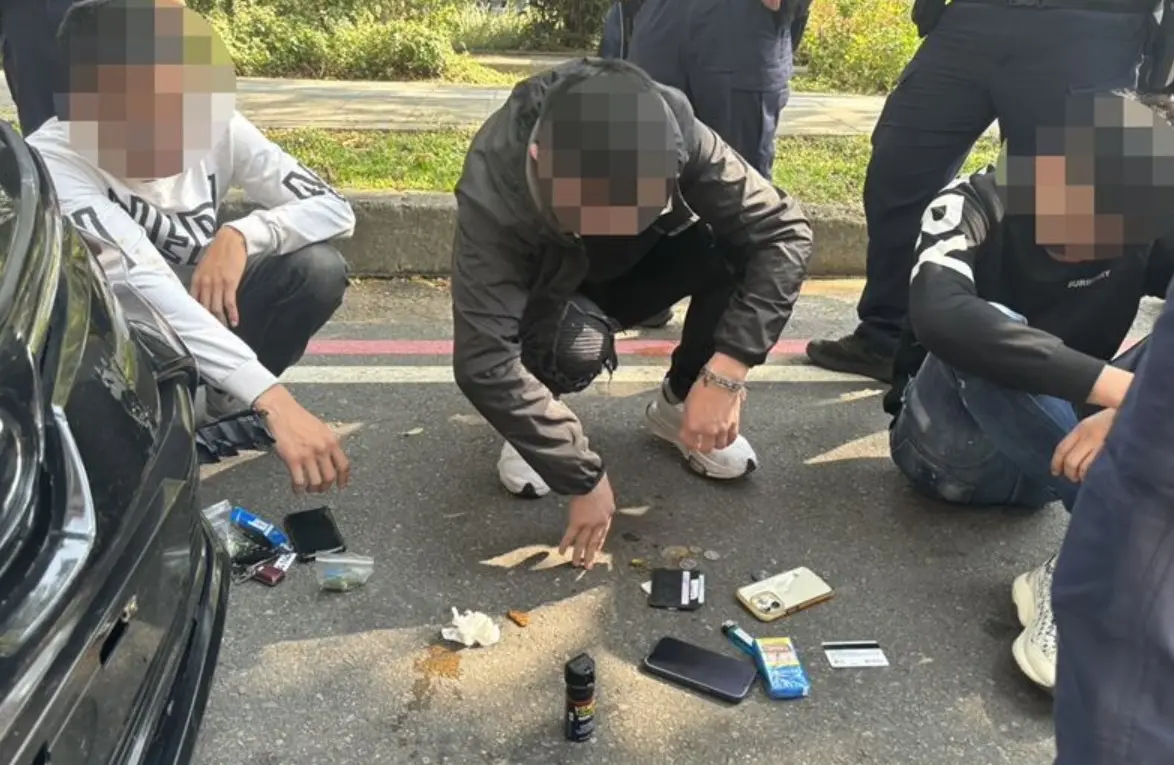 ▲8日下午，丟丟妹（李明珊）與男友Tommy，疑遭後車故意追撞發生行車糾紛，楊姓男子等3人被警方依法送辦，1人交保、2人收押禁見。（圖／翻攝畫面）