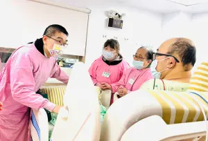 用盡力氣救全車!駕駛昏迷10天醒了 謝國樑探視後大喊:振奮人心