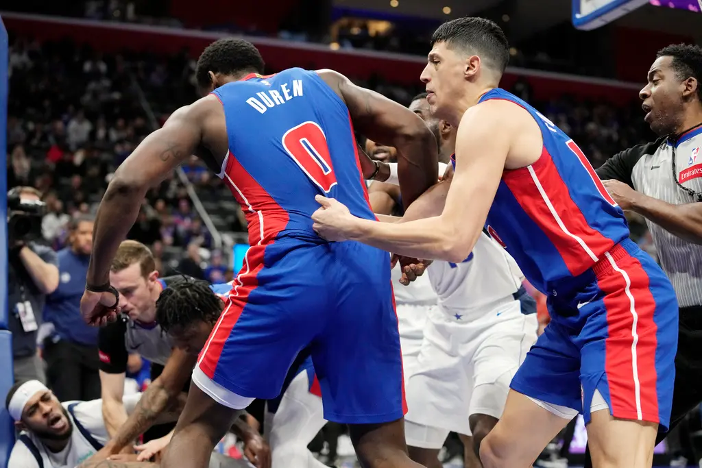 ▲活塞對決獨行俠之役爆發衝突，活塞中鋒Jalen Duren與獨行俠P. J.Washington扭打成一團。（圖／美聯社／達志影像）