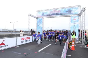 2024ISUZU臺北國道馬拉松今晨開跑！萬人跟隨超人力霸王上國道
