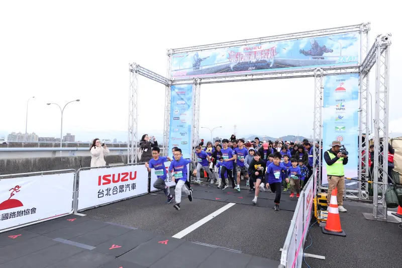 ▲ISUZU臺北國道馬拉松今晨開跑，跨界和超人力霸王布雷薩合作，吸引一萬二千名跑者上國道。（圖／路跑協會提供）