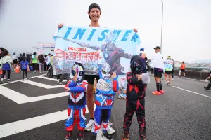 ▲ISUZU臺北國道馬拉松今晨開跑，跨界和超人力霸王布雷薩合作，吸引一萬二千名跑者上國道。（圖／大漢行銷提供）
