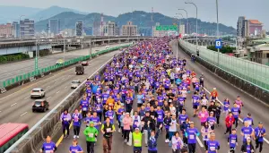 ▲ISUZU臺北國道馬拉松今晨開跑，跨界和超人力霸王布雷薩合作，吸引一萬二千名跑者上國道。（圖／大漢行銷提供）