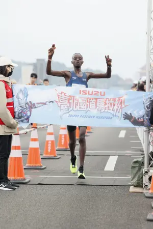 ▲ISUZU台北國道馬拉松限時四小時的菁英組由肯亞選手Bernard Mwendia Muthoni（2小時26分35秒）奪冠。（圖／大漢行銷提供）