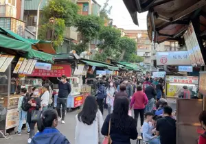 ▲南機場不分白天、夜晚,都有不同的攤商輪流營業。(圖/取自玉米家臉書) ▲南機場不分白天、夜晚,都有不同的攤商輪流營業。(圖/取自玉米家臉書)