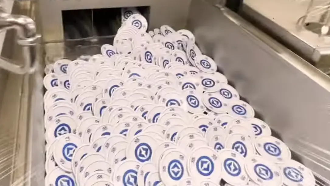 ▲藏壽司回收餐盤的方式，也很容易勾起人們的注意，更會好奇「這管道會不會塞車？」對此，日本官方實測結果也曝光了。（圖／取自藏壽司官方youtube頻道）