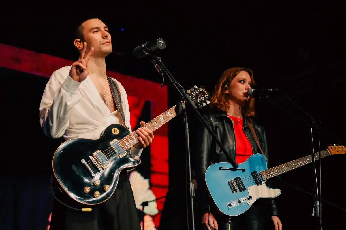 ▲鳳小岳（左）把混血妹妹Sasha拉上台合唱，美豔模樣首度曝光，引起全場驚呼。（圖／SEEN攝影工作室提供）