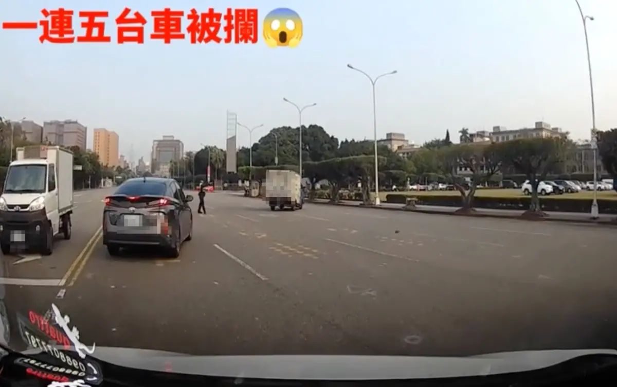▲汽車駕駛人綠燈轉彎之後，包括自己的車一共有五台被警察攔下，詢問原因後自己才恍然大悟。（圖/Tik Tok）