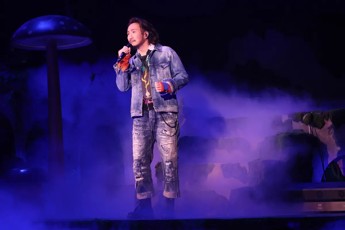 ▲鄭中基與歌迷合唱〈製造浪漫〉、〈左右為難〉，稱呼粉絲為「陳慧琳們」、「張學友們」。（圖／寬宏藝術提供）