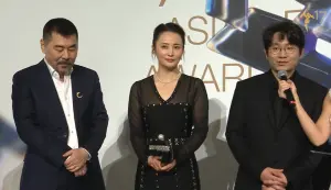 ▲蔣勤勤（中）抱走亞洲電影大獎最佳女主角。（圖／翻攝Asian Film Awards Academy YouTube）