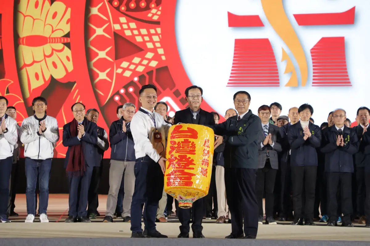 ▲臺南市長黃偉哲親手將象徵主辦權的「台灣燈會」燈籠交給下一屆主辦城市桃園市，由副市長蘇俊賓接下，象徵正式「交棒」。(圖／台南市政府提供)