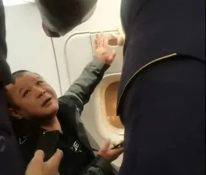 中國醉男「一時好奇」伸手撬逃生艙門　空姐一看嚇壞忙出手阻止
