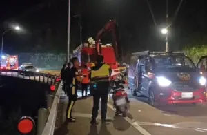 新北三峽死亡車禍!7旬男騎士過彎自撞電桿 拋飛掉河床傷重不治