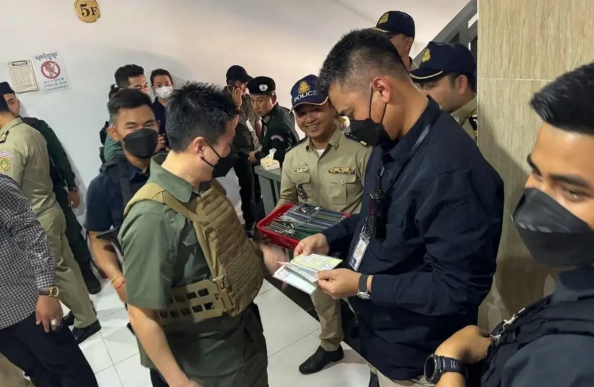 ▲柬埔寨西港警方本月9日和10日，接連破獲2處電詐園區，逮捕近500人，包含中國及台灣人士。（圖／翻攝自柬中時報）