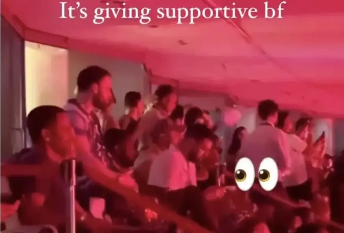 ▲泰勒絲男友赴新加坡看演唱會，然而中途滑手機，引發網友論戰。（圖／翻攝自Instagram）