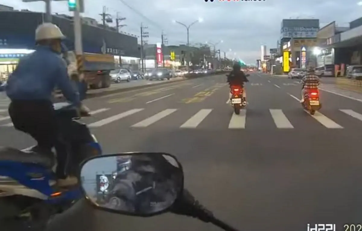 ▲洪姓男子頭戴工程帽騎機車騎車時不斷上下站起，並擺動身體在變換車道不打方向等，嚴重影響後方騎士行車安全，遭警掣單舉發海噴13700元還扣車牌（圖／截自Wowtchout）