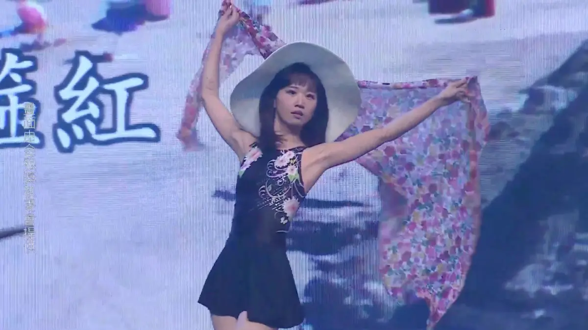 ▲Lulu身穿火辣比基尼現身金狼獎，還在台上上演換裝秀。（圖／金狼獎執委會提供）