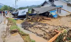 影／印尼暴雨成災！西蘇門答臘省洪水、土石流　至少21死6失蹤
