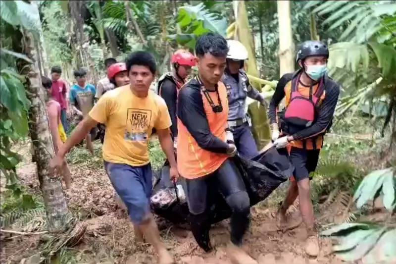 ▲救難人員運送罹難者遺體。(圖/美聯社/達志影像)