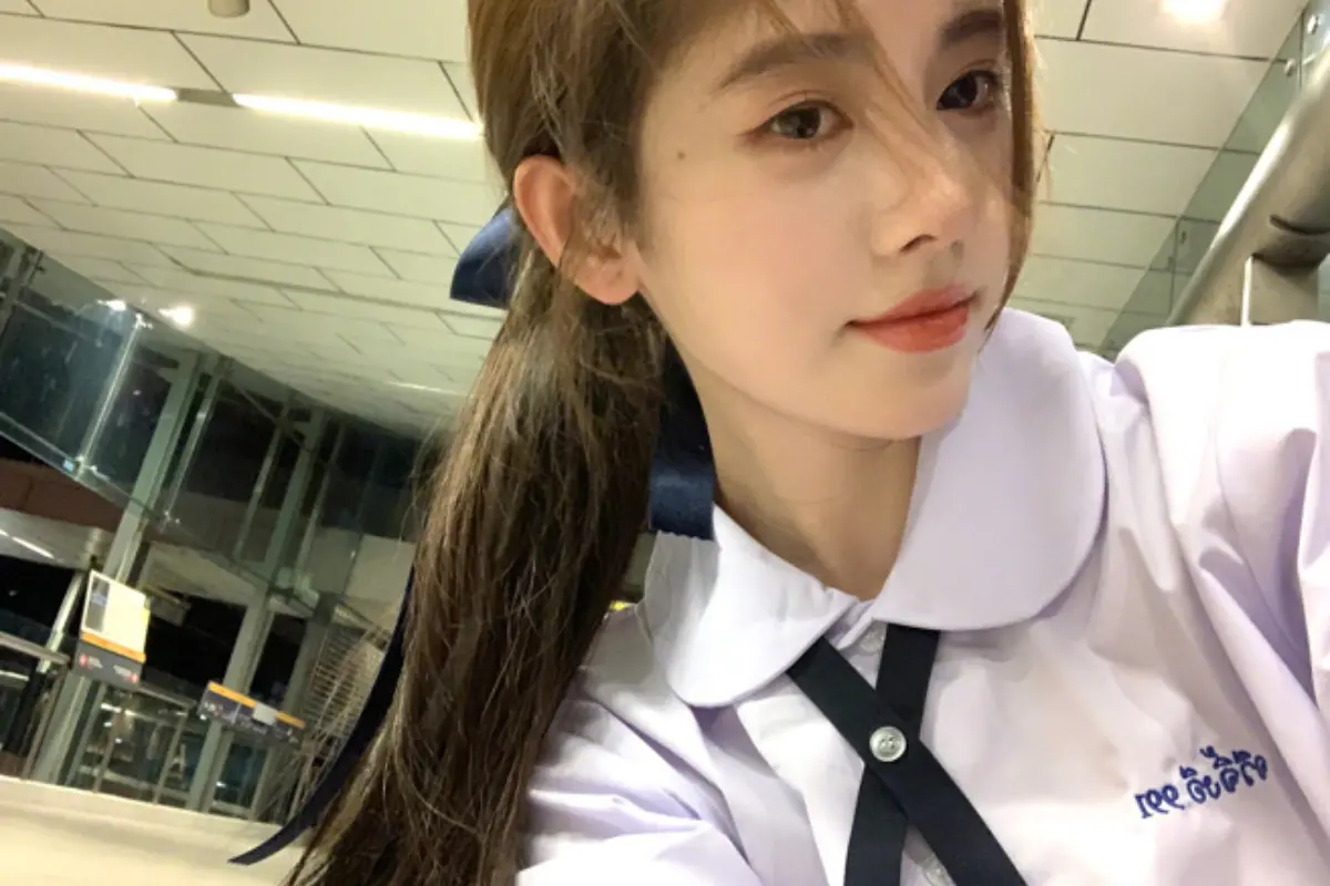 ▲號稱「4000年一遇美少女」鞠婧禕在泰國穿著當地制服拍照後，引發中國遊客的模仿熱潮，泰國業者近期也推出改良款式。（圖／翻攝自微博）