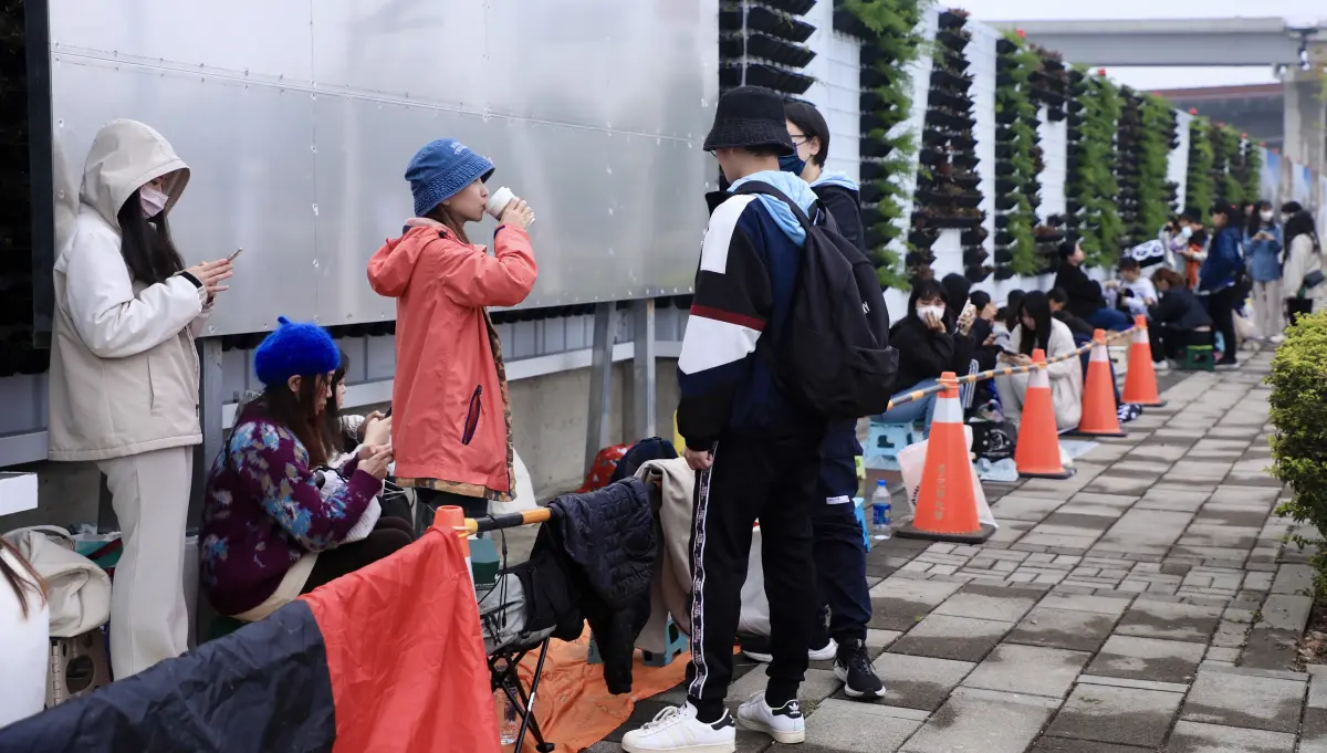 ▲等了一夜的粉絲們，在工地外喝熱飲取暖。（圖／台中市政府提供，2024.03.11）