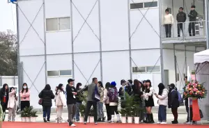 追五堅情、玖壹壹首場「工地秀」 粉絲台中巨蛋外漏夜冒雨排隊 ▲舞台區開放後,粉絲們忙著在紅毯旁卡位,一旁的工地工作人員看得嘖嘖稱奇。(圖/台中市政府提供,2024.03.11)