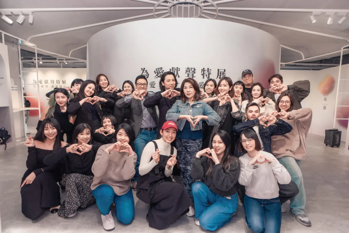 ▲陽獅集團台灣首席執行長張明玲，李奧貝納執行長暨創意長楊榮柏，星傳媒體董事總經理李姿韻，及極達創新總經理暨集團創新長張志豪，偕同集團各品牌創意、媒體、數位技術、公關等專業義工團隊，於策展現場合影。（圖／品牌提供）