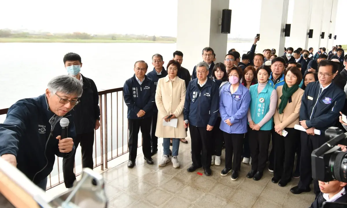 ▲陳建仁與彰化縣長王惠美、多位彰化縣立委一同聽取美港公路高架化簡報。（圖／彰化縣政府提供，2024.03.11）